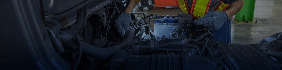 mecanico-analisando-motor-de-empilhadeira